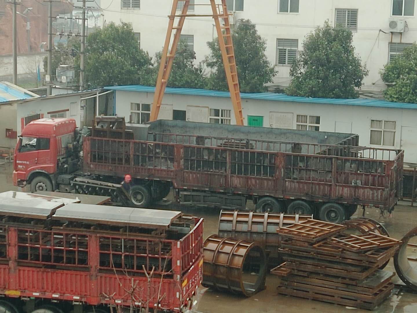 下雨天，系梁模板廠家的員工冒雨裝貨