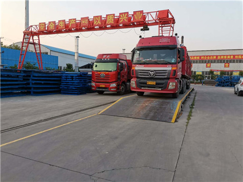 偉志模板兩車(chē)鋼模板一起發(fā)貨